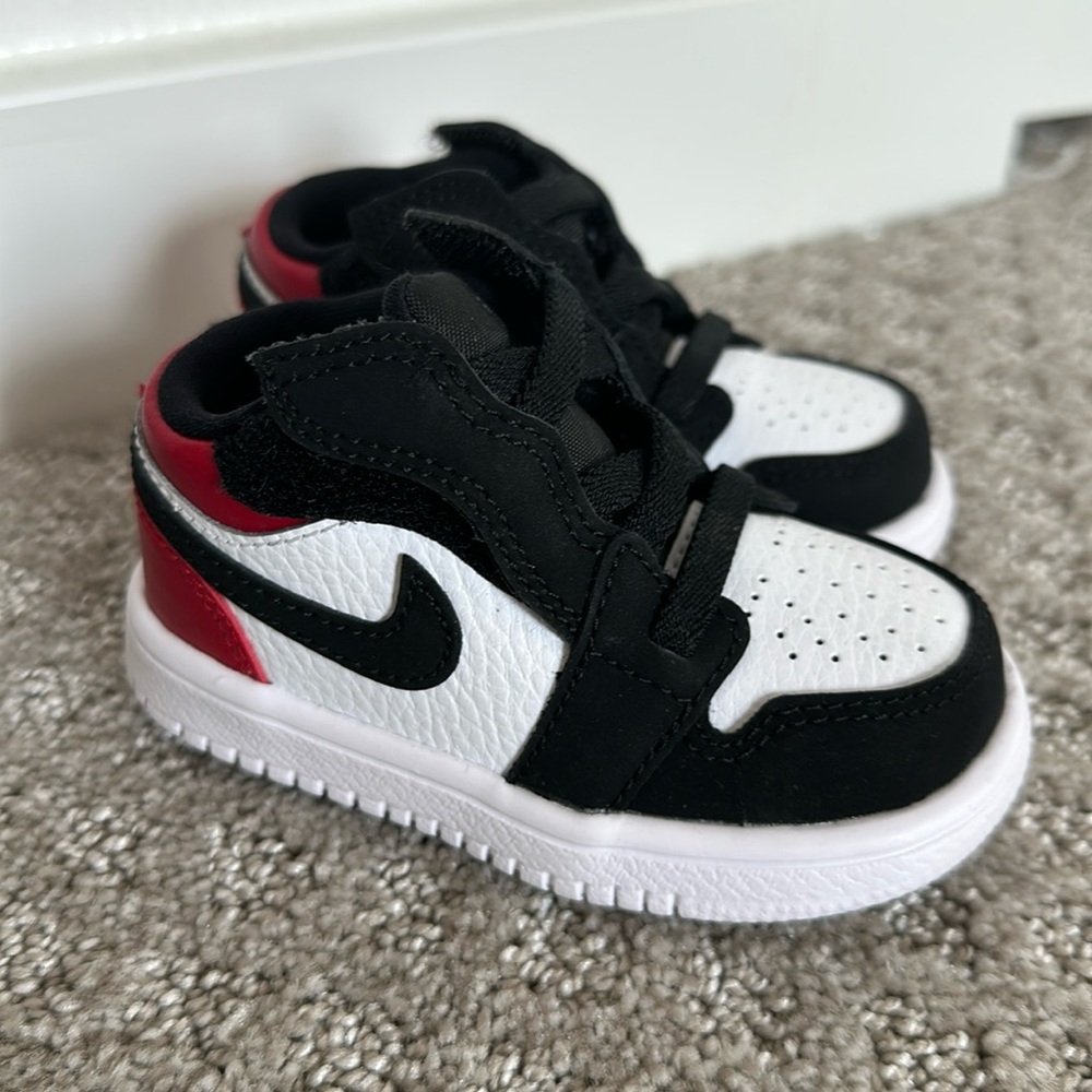 5c Jordan 1 red black white toddler girls boys
No box